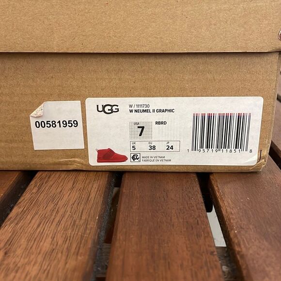 UGG Neumel II Graphic Boots Red Women Size 7 - Picture 13 of 15